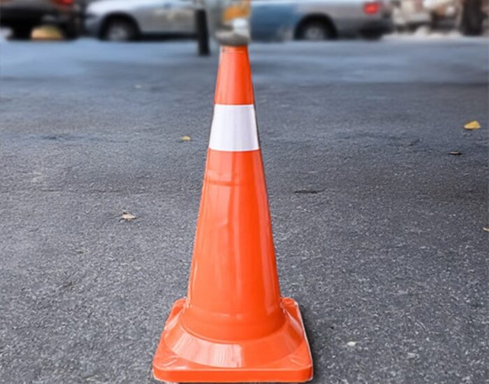 cono de trafico naranja con reflejante